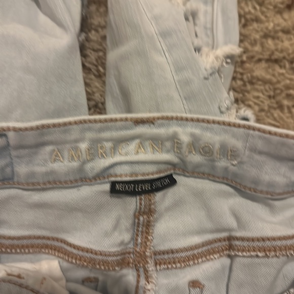 American Eagles Hi-Rise crop length light wash ripped jeans - Picture 3 of 4